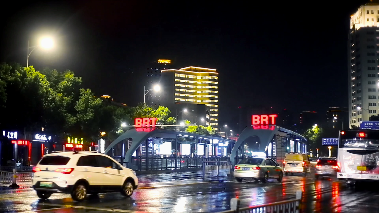 高清实拍雨天城市街景(夜景)视频素材-MOGRT